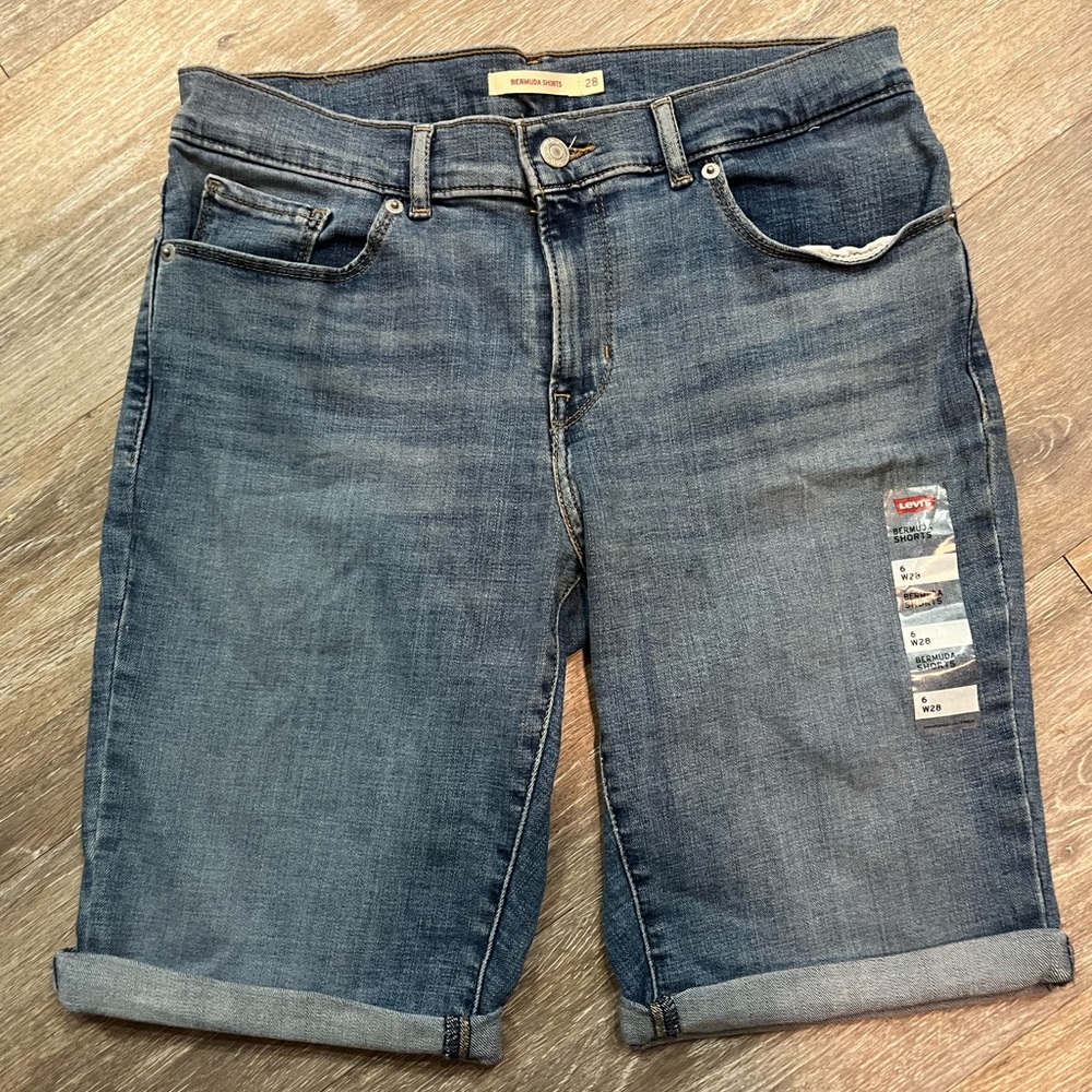 Levi Bermuda shorts - size 6, w28